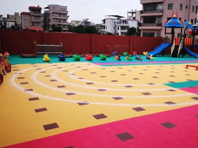 广西悬浮拼装地板施工价格 幼儿园篮球场专用地板  环保耐磨