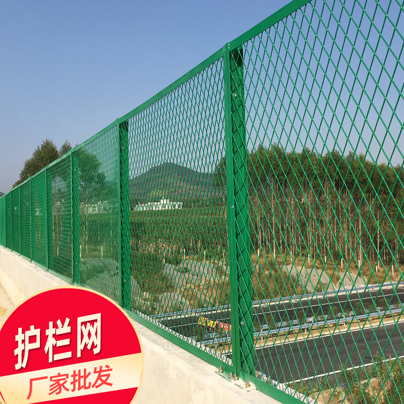 广西高速护栏网厂家 生产优质钢板网护栏钢板隔离栅网 边框护栏网