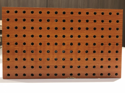 南宁穿孔吸音板 孔木隔音板阻燃 室内会议室吸声板环保装饰墙面材料