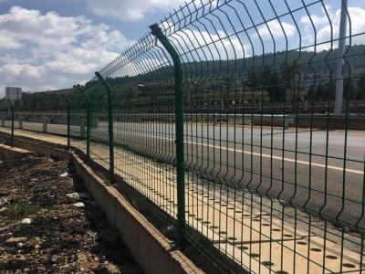 南宁高速公路护栏 铁丝防护网 浸塑公路围栏价格
