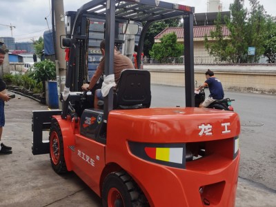 桂林移动式电动叉车价格 仓库运货小型电动叉车 2吨电动叉车厂家
