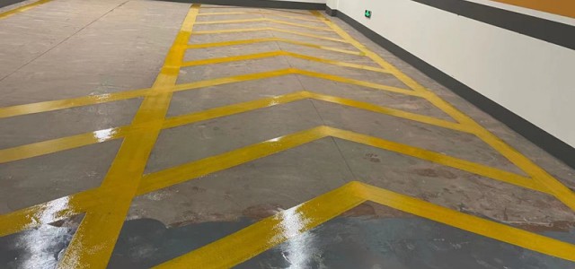 地下停车场出入口防滑坡道划线怎么画？