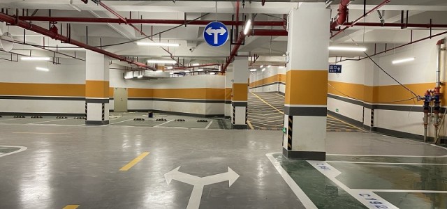 地下停车场车位和车道区域用什么地坪好？
