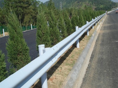 南宁供应双波三波护栏板厂家 道路波形镀锌波形梁钢护栏立柱高速护栏板