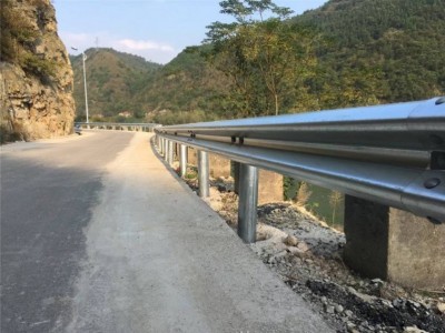 广西高速公路波形护栏 喷塑桥梁栏 道路防撞栏杆抗压耐腐蚀