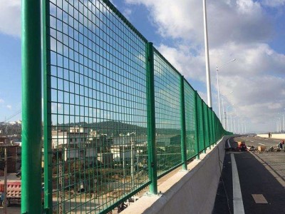 广西桥梁防抛网 高速公路护栏网 框架铁路围挡 围墙网隔离 防眩网