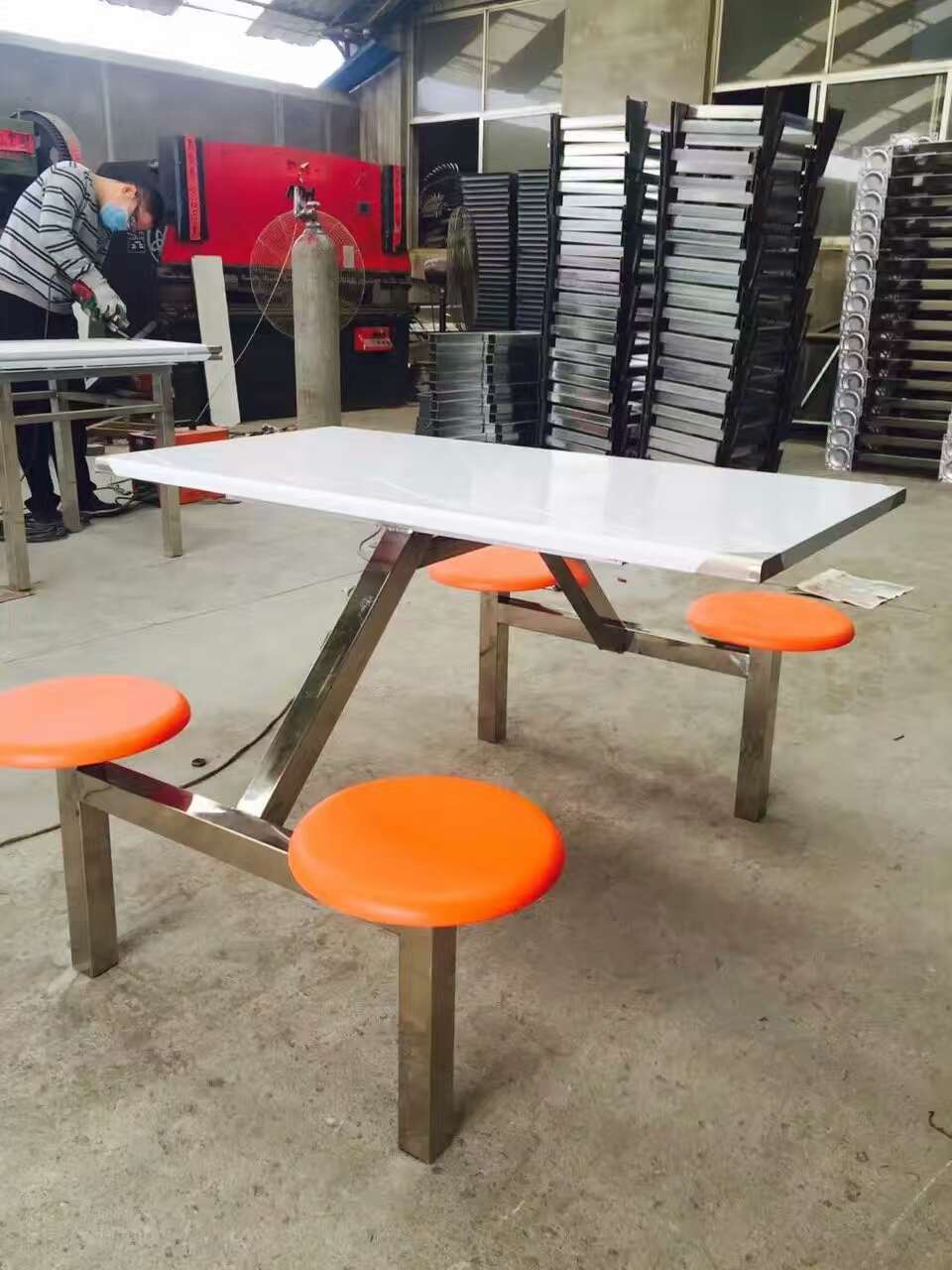 钦州市饭堂餐桌椅厂家批发 玻璃钢餐桌椅价格