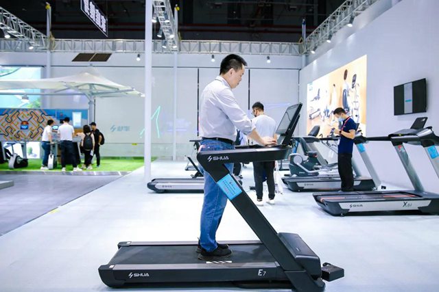 E7步态监控智能跑步机-广西舒华体育健身器材有限公司